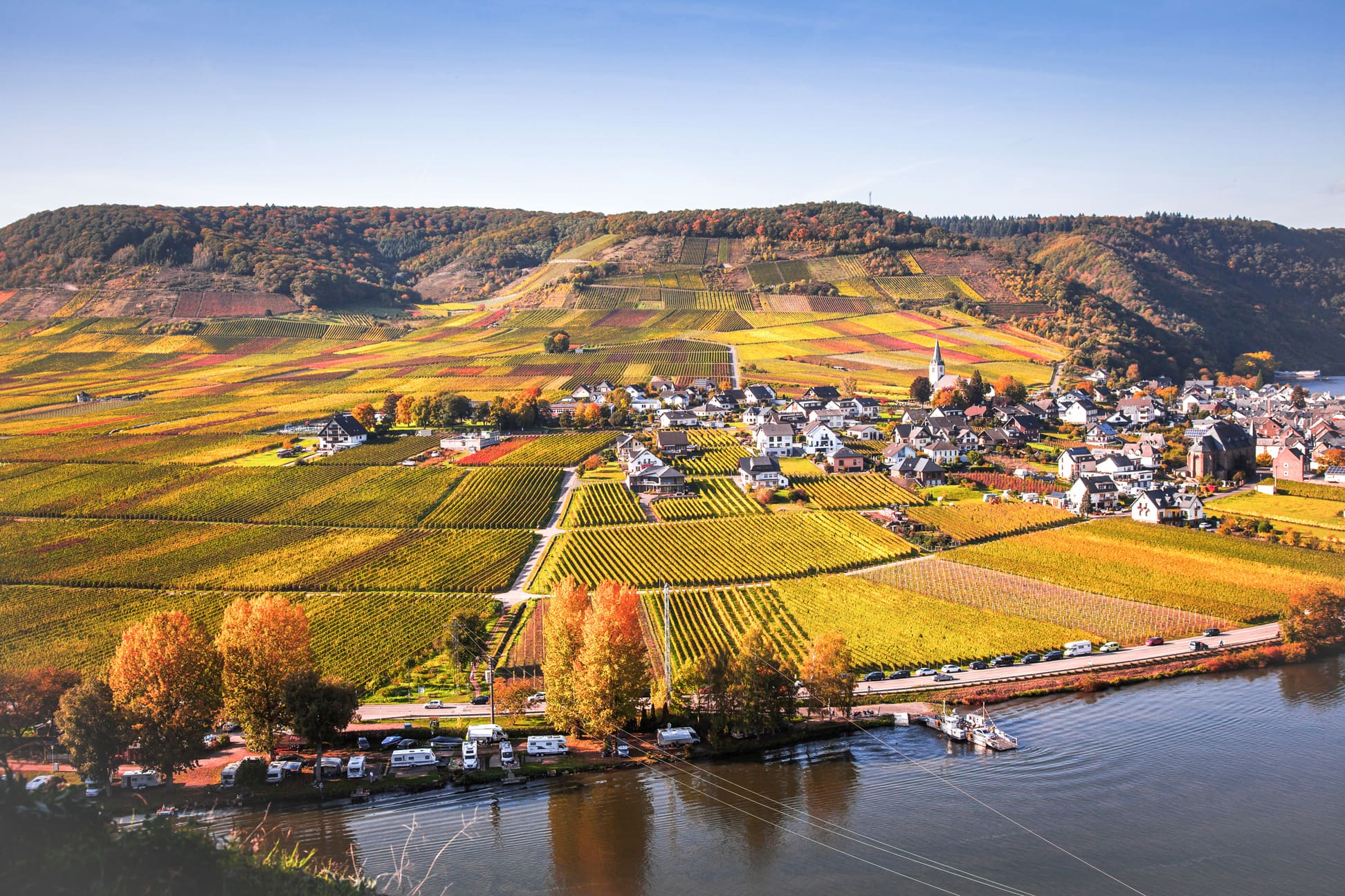 Blick auf die Weinstraße von oben.