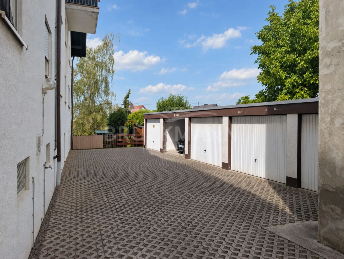 Weg zu Garage & Garten