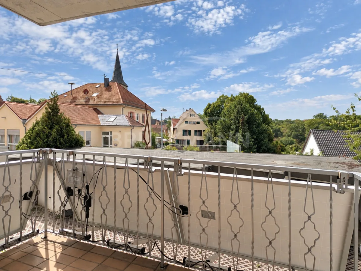 Balkon mit Dorfblick