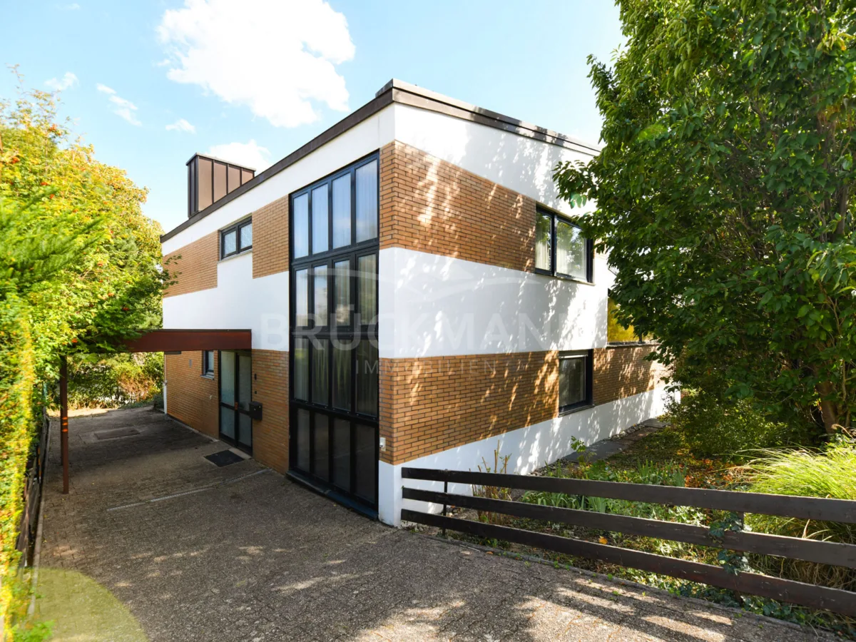 Hausansicht von der Einfahrt