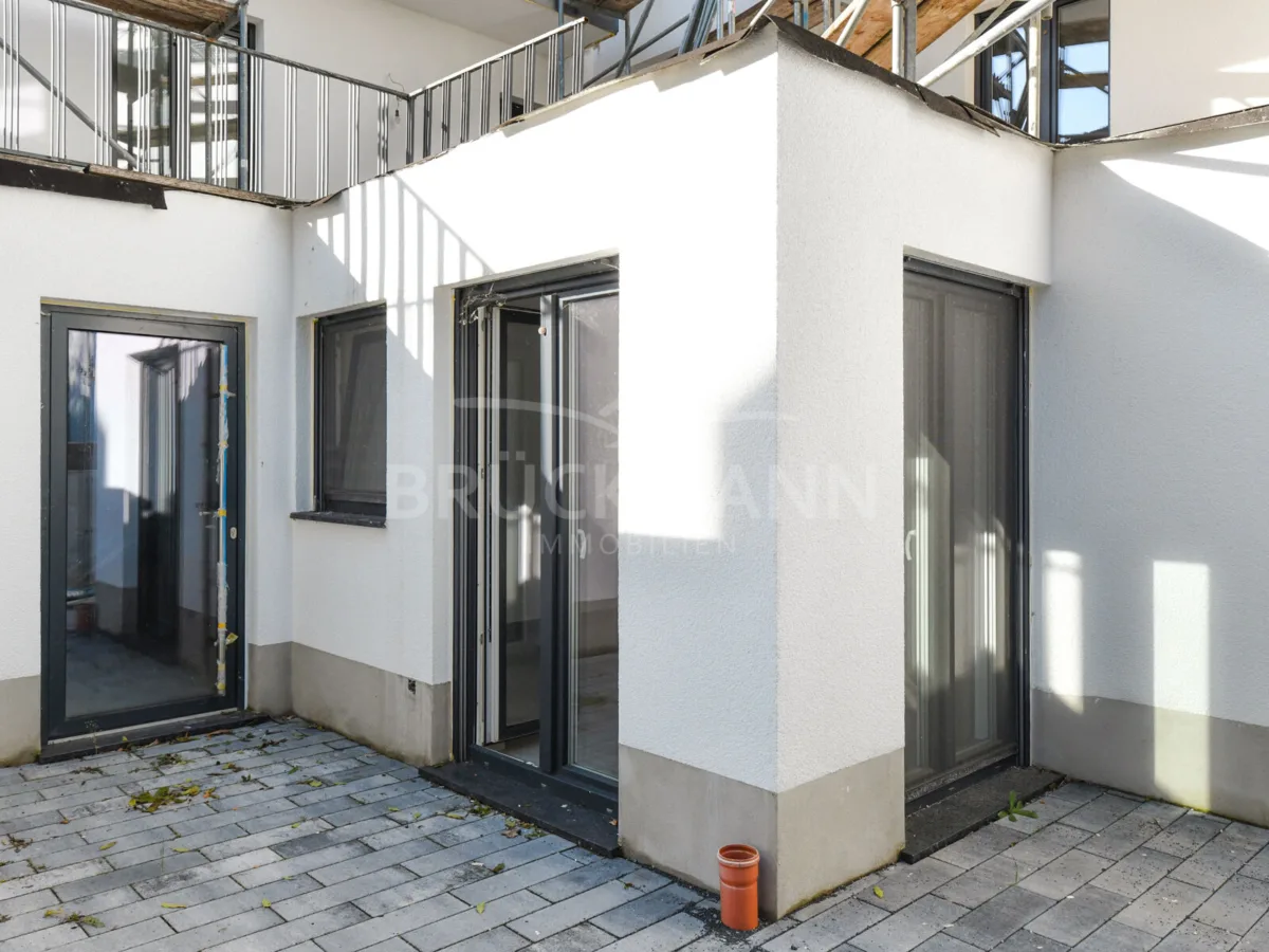 Terrasse und Stellplatz