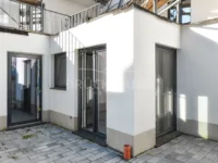 Terrasse und Stellplatz