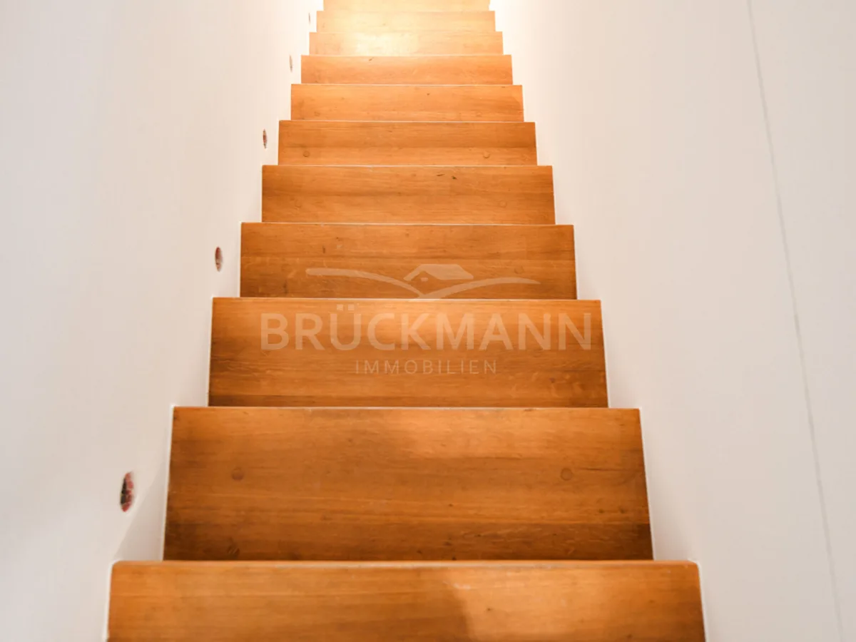 schöne Massivholzstufen