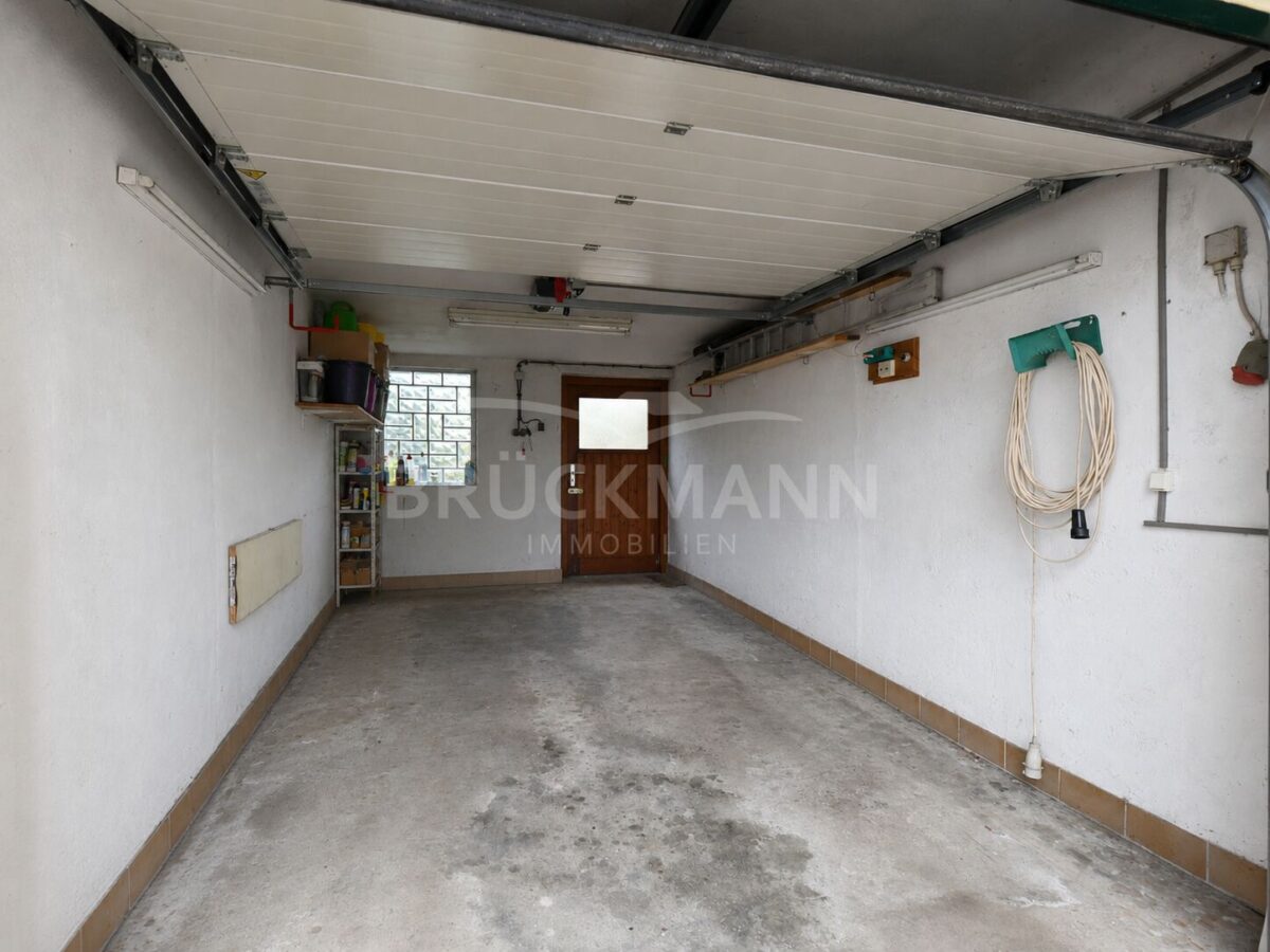 Garage mit elektr. Sektionaltor (EG)