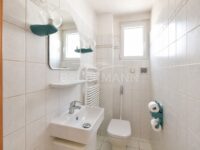 separates Gäste-WC (EG)