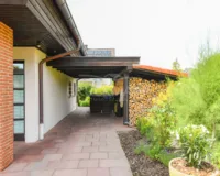 Einfahrt mit Carport