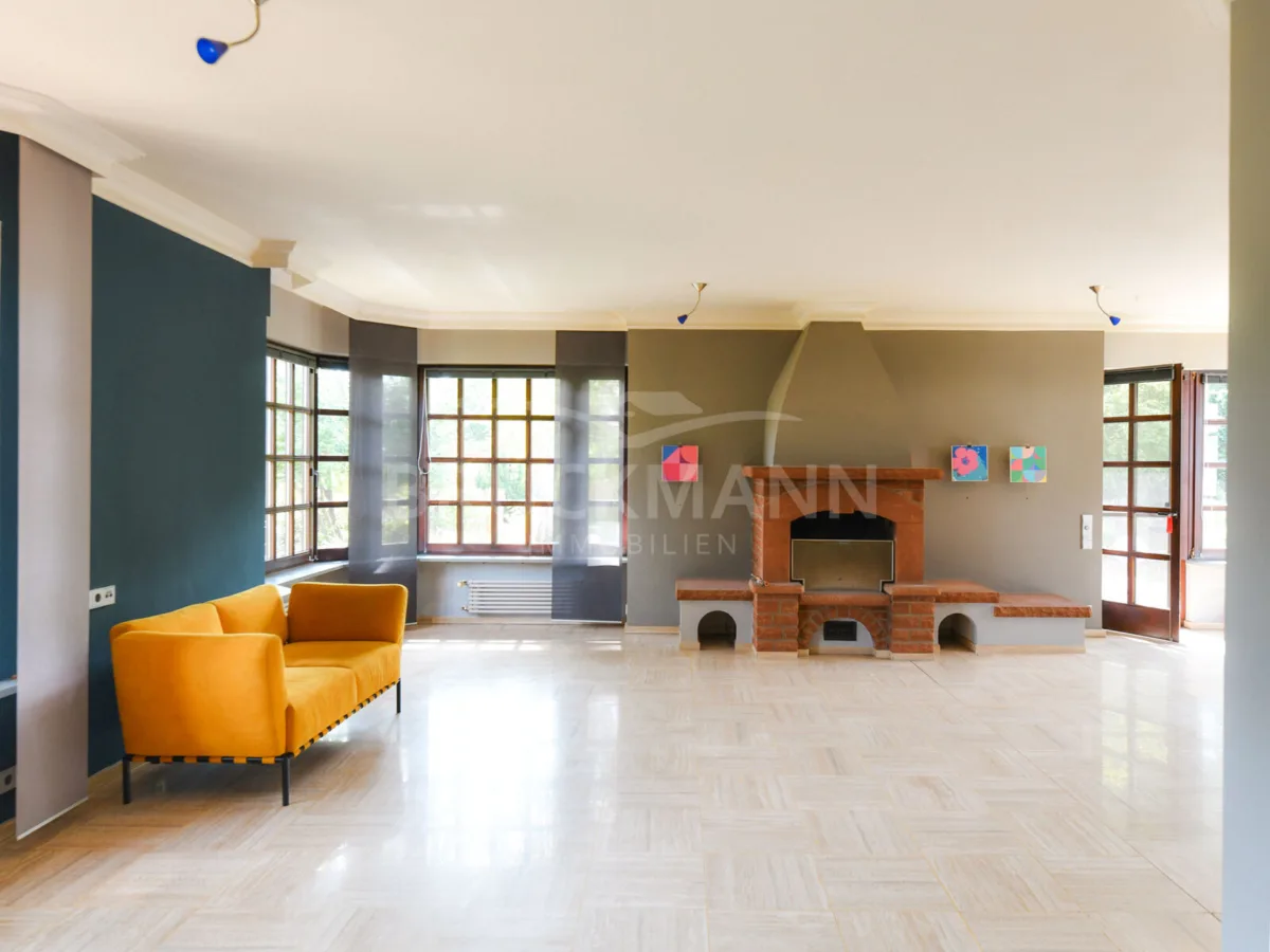helles, großzügiges Wohnzimmer