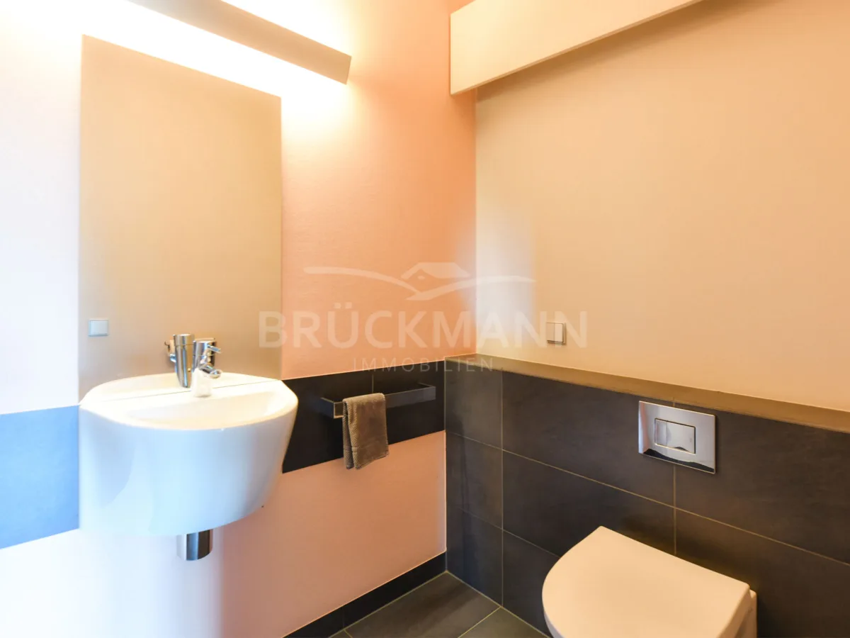 modernisiertes Gäste-WC (EG)