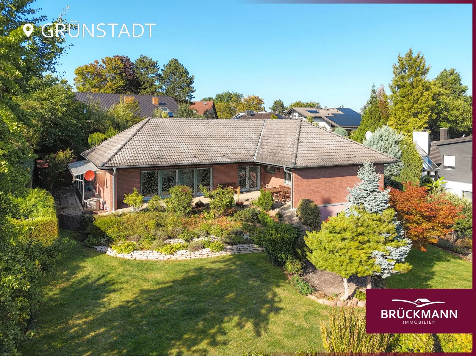 Traumhafter, L-förmiger Bungalow mit Südausrichtung auf 905 m² Gartengrundstück in bester Lage!, 67269 Grünstadt, Bungalow