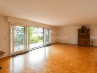 großzügiges Wohnzimmer