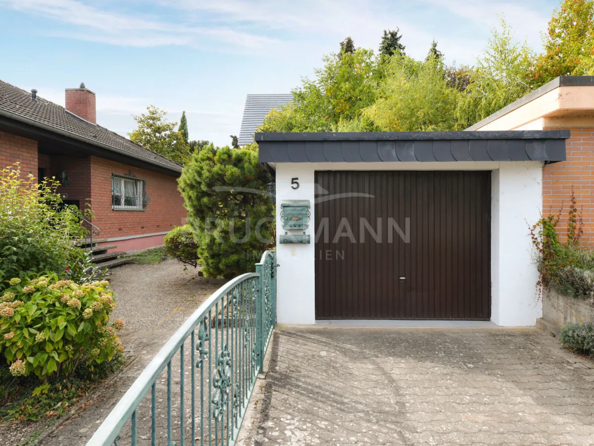 Außen-Stellplatz & Garage