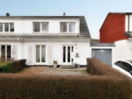 Hausansicht - Gemütliche & tlw. frisch renovierte Doppelhaushälte mit Garten & Garage