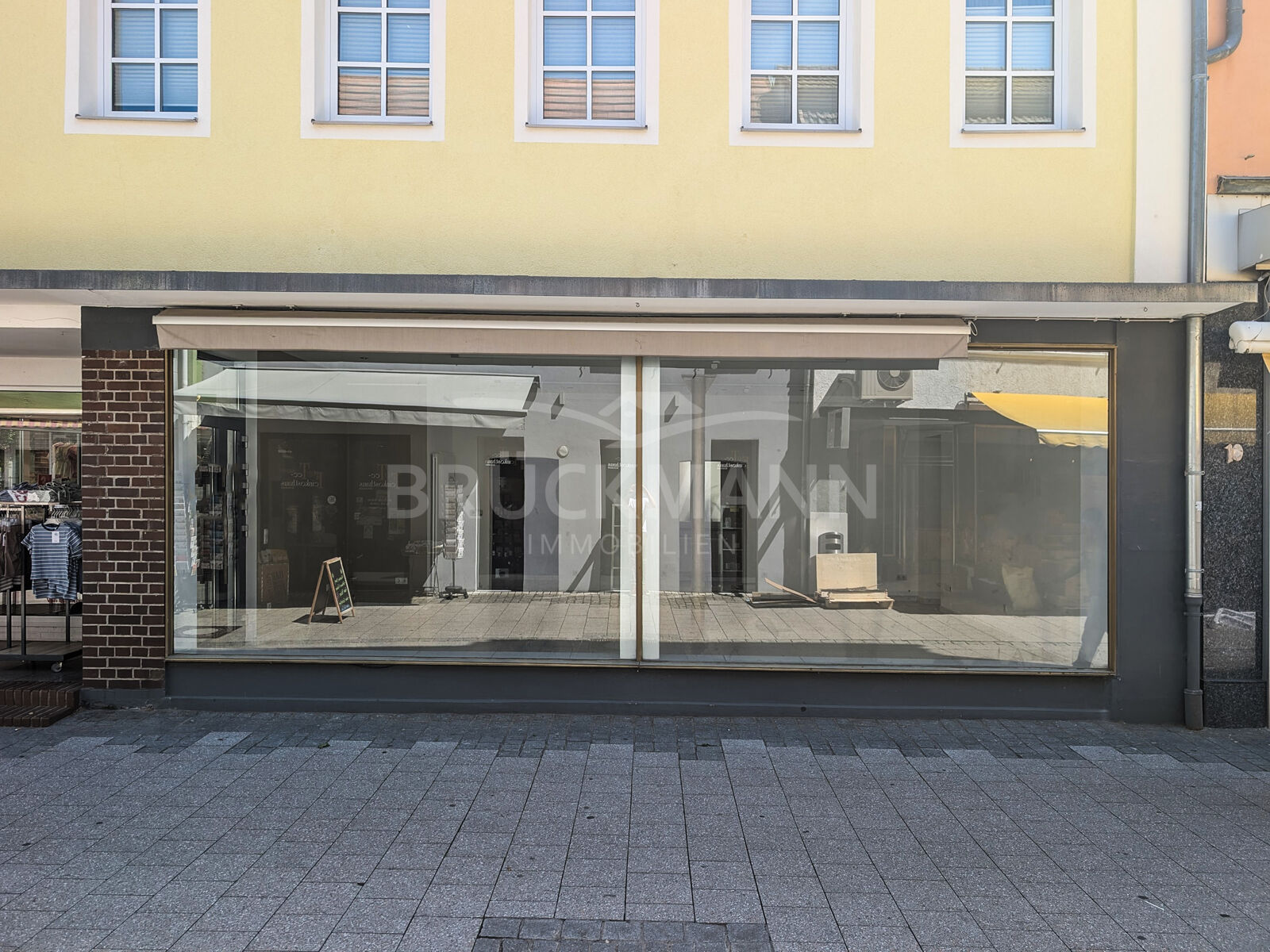 große, werbewirksame Schaufensterfront