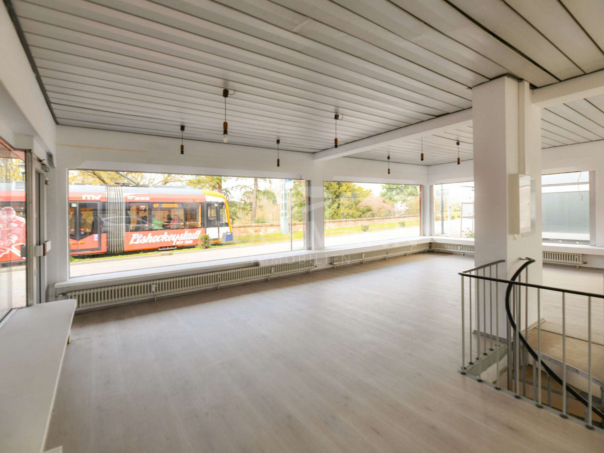 Ladenfläche Blick zur Straße