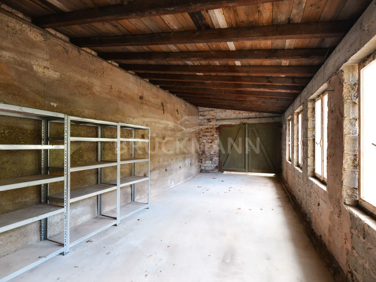 Garage mit Ausbaupotential (EG)