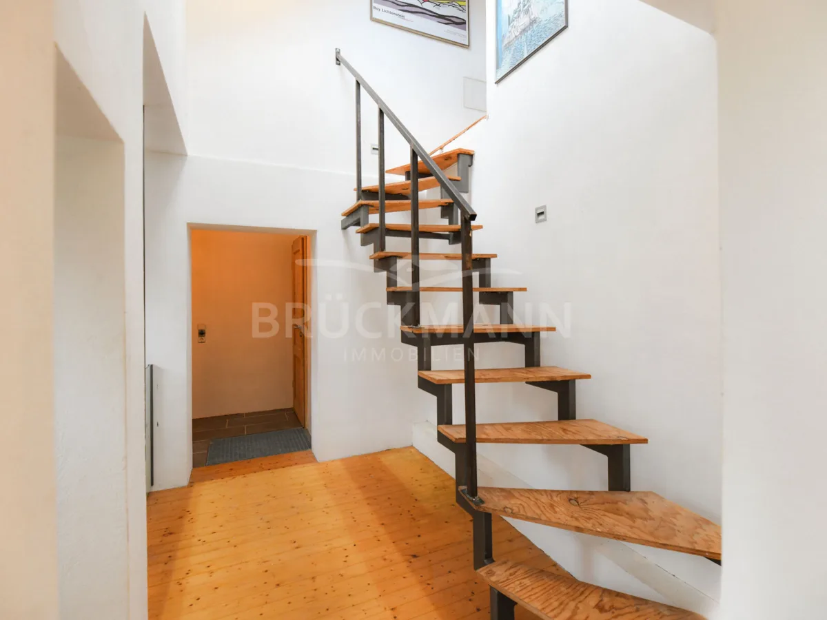 Flur (EG) mit Treppe zum OG