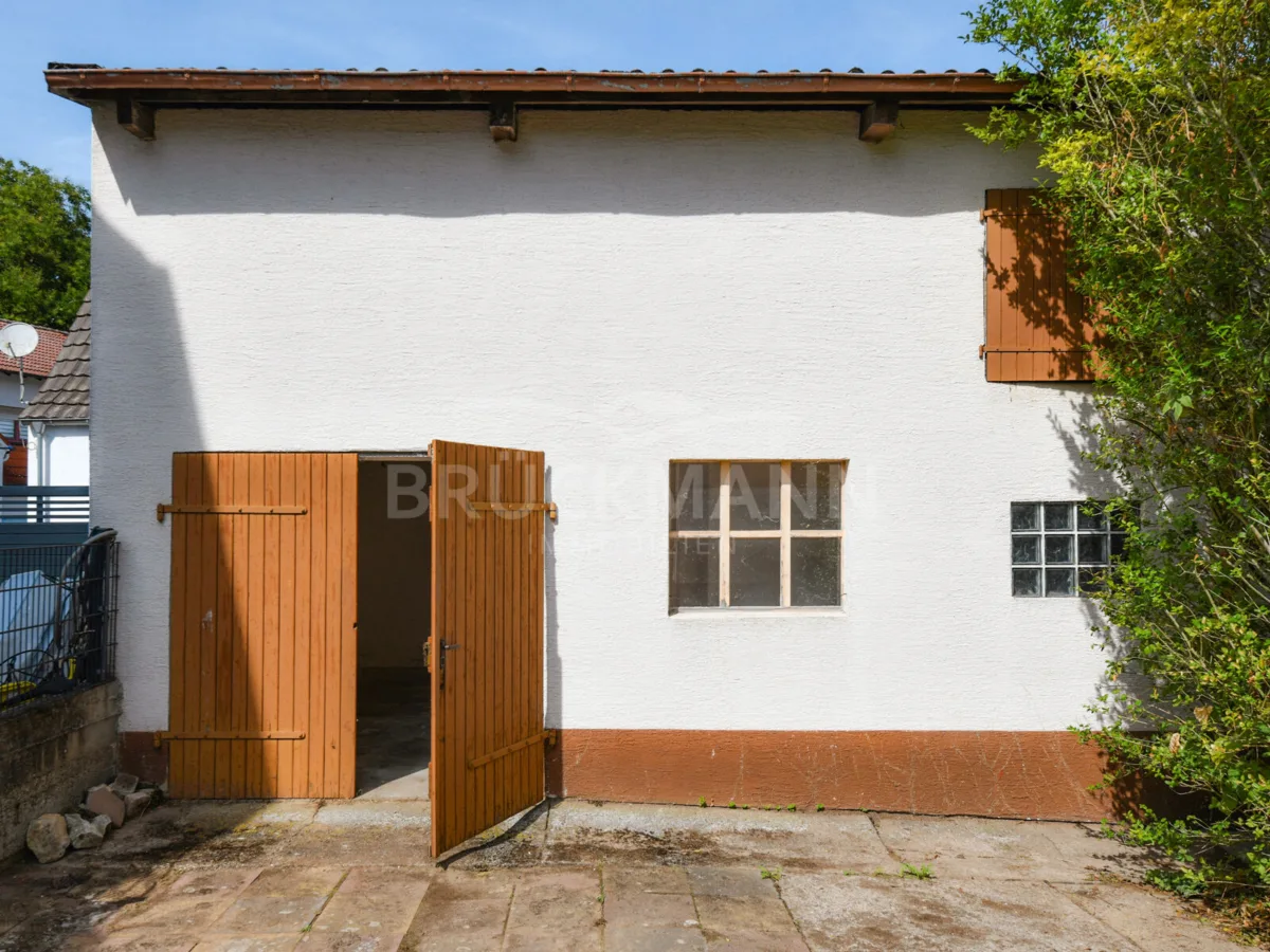Nebengebäude mit Garage...