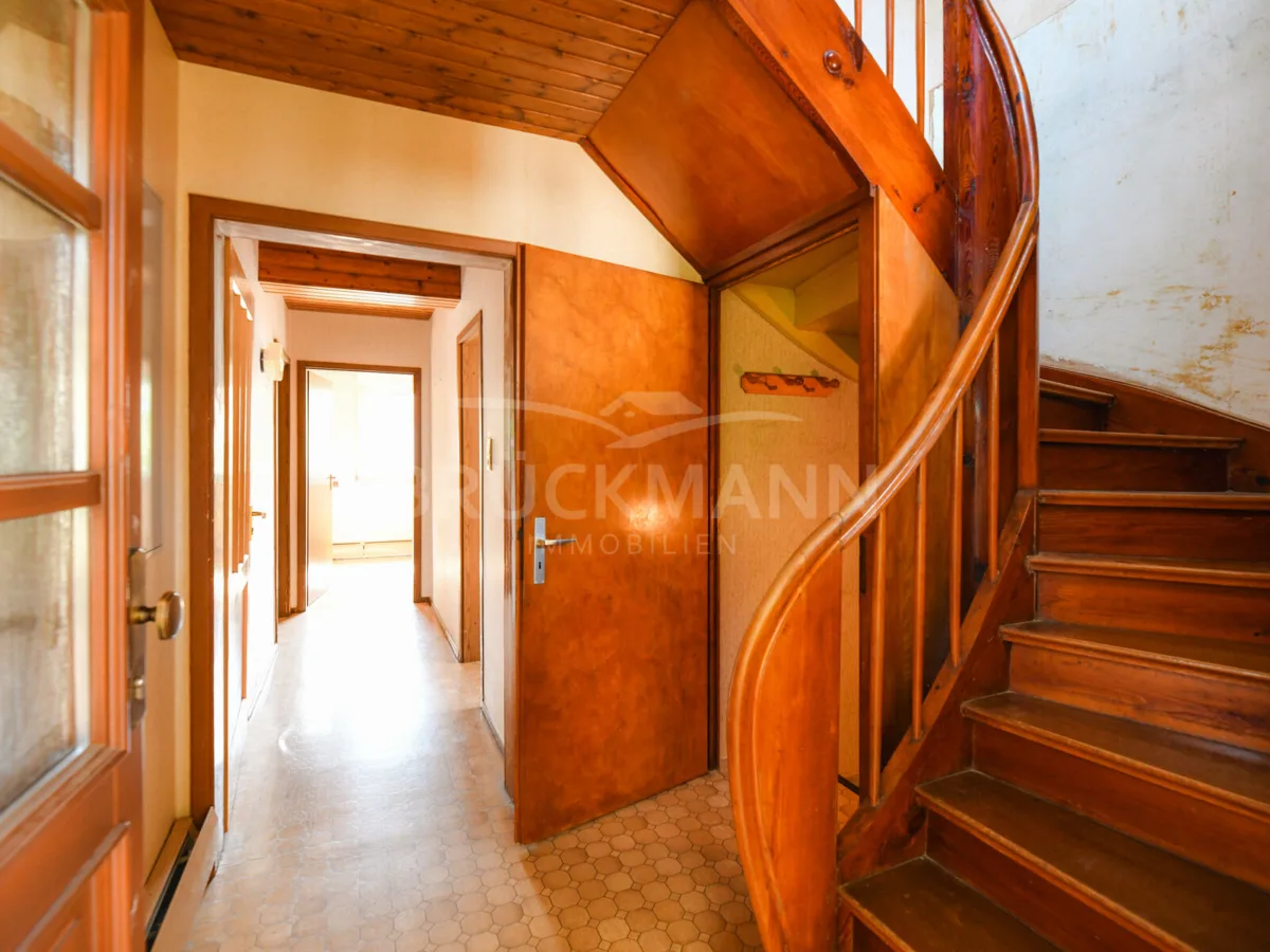 Diele mit schöner Holztreppe (EG)