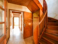 Diele mit schöner Holztreppe (EG)
