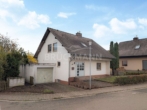 Straßenansicht - Familienfreundliches Einfamilienhaus mit Garten im Herzen von Steinborn