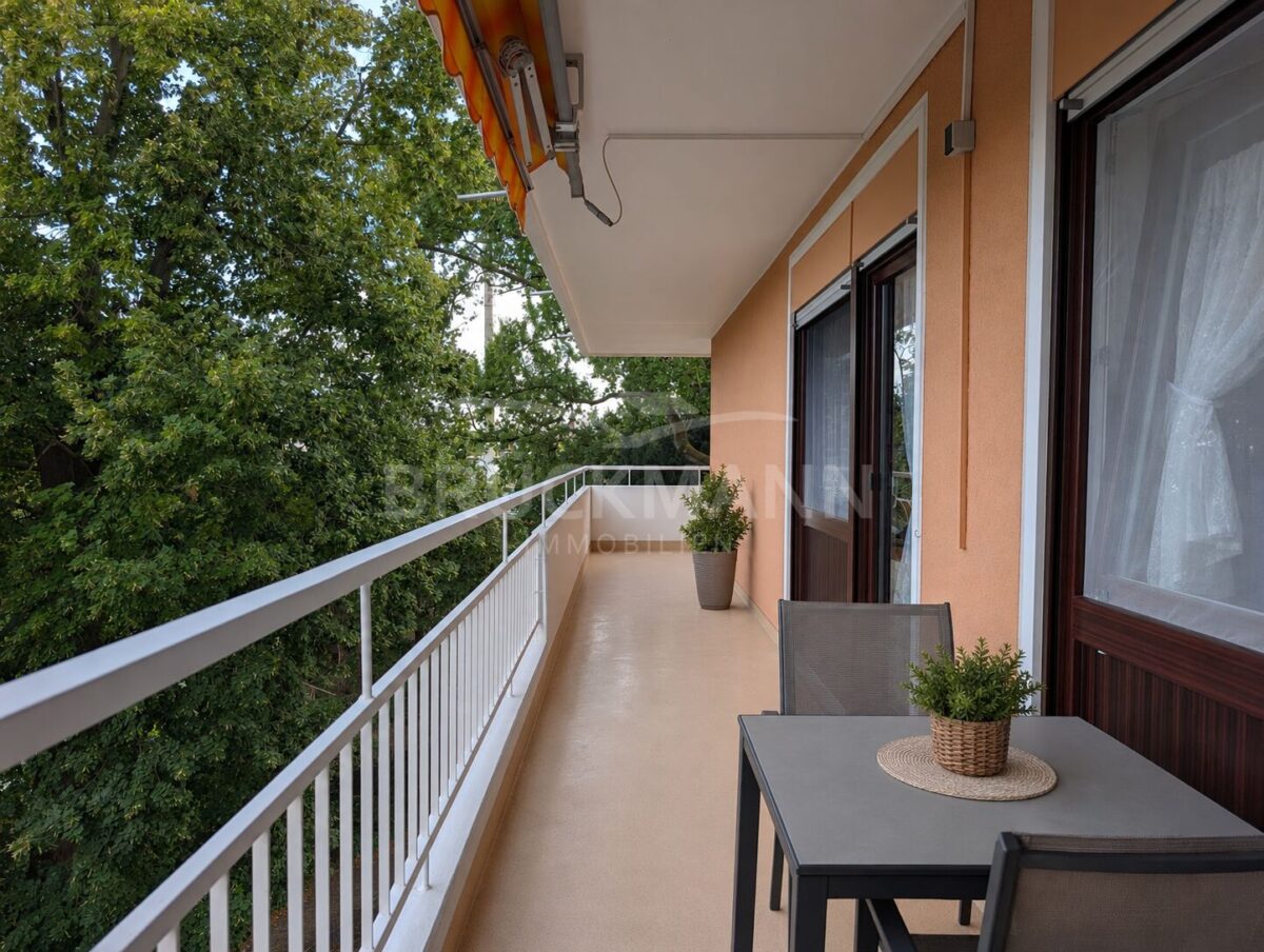 großer Balkon mit Ostblick