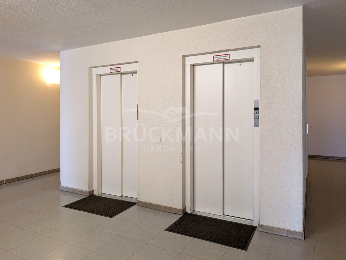 zwei Personenaufzüge