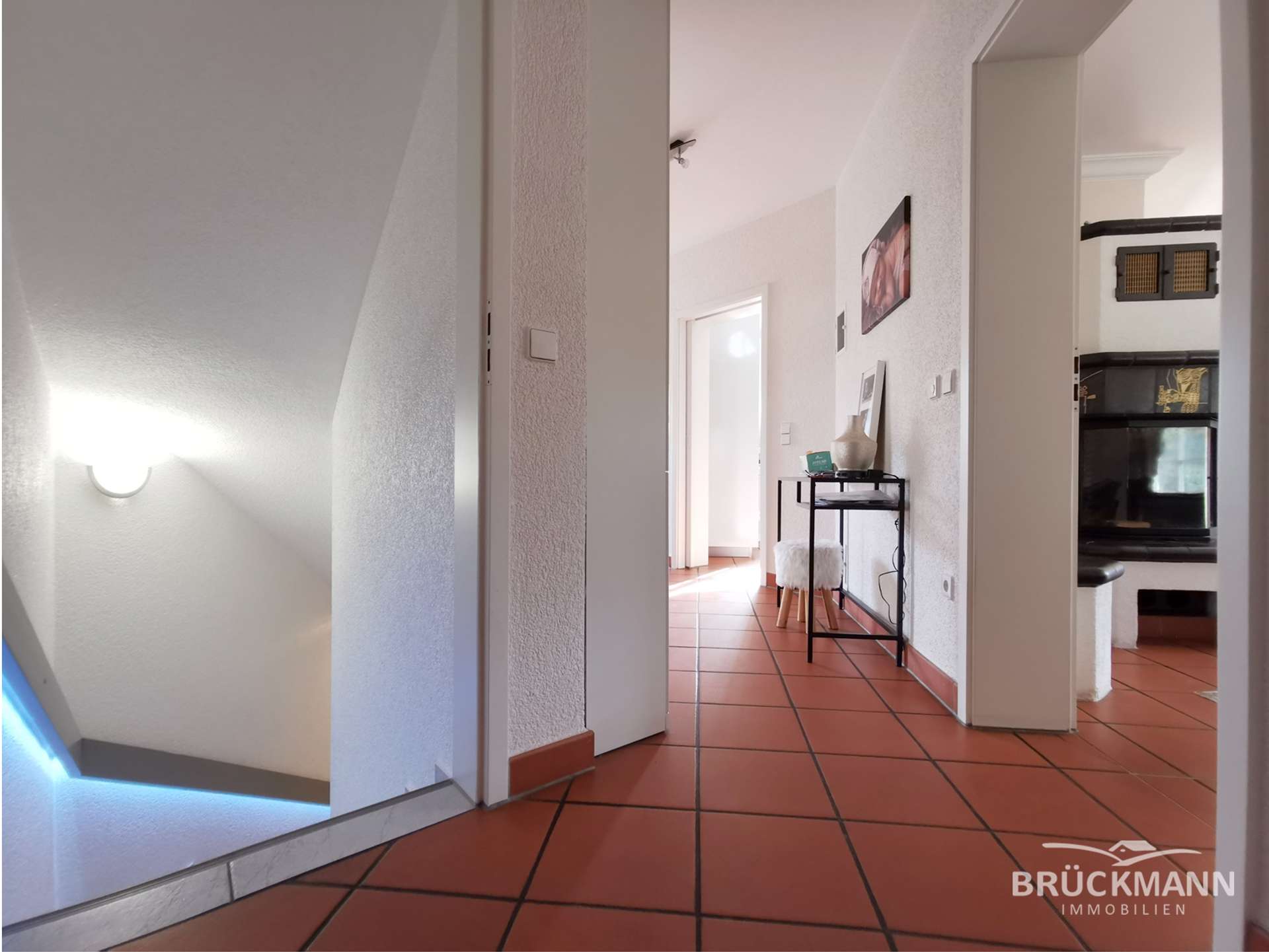 Flur EG (mit LED-Treppe zu KG)