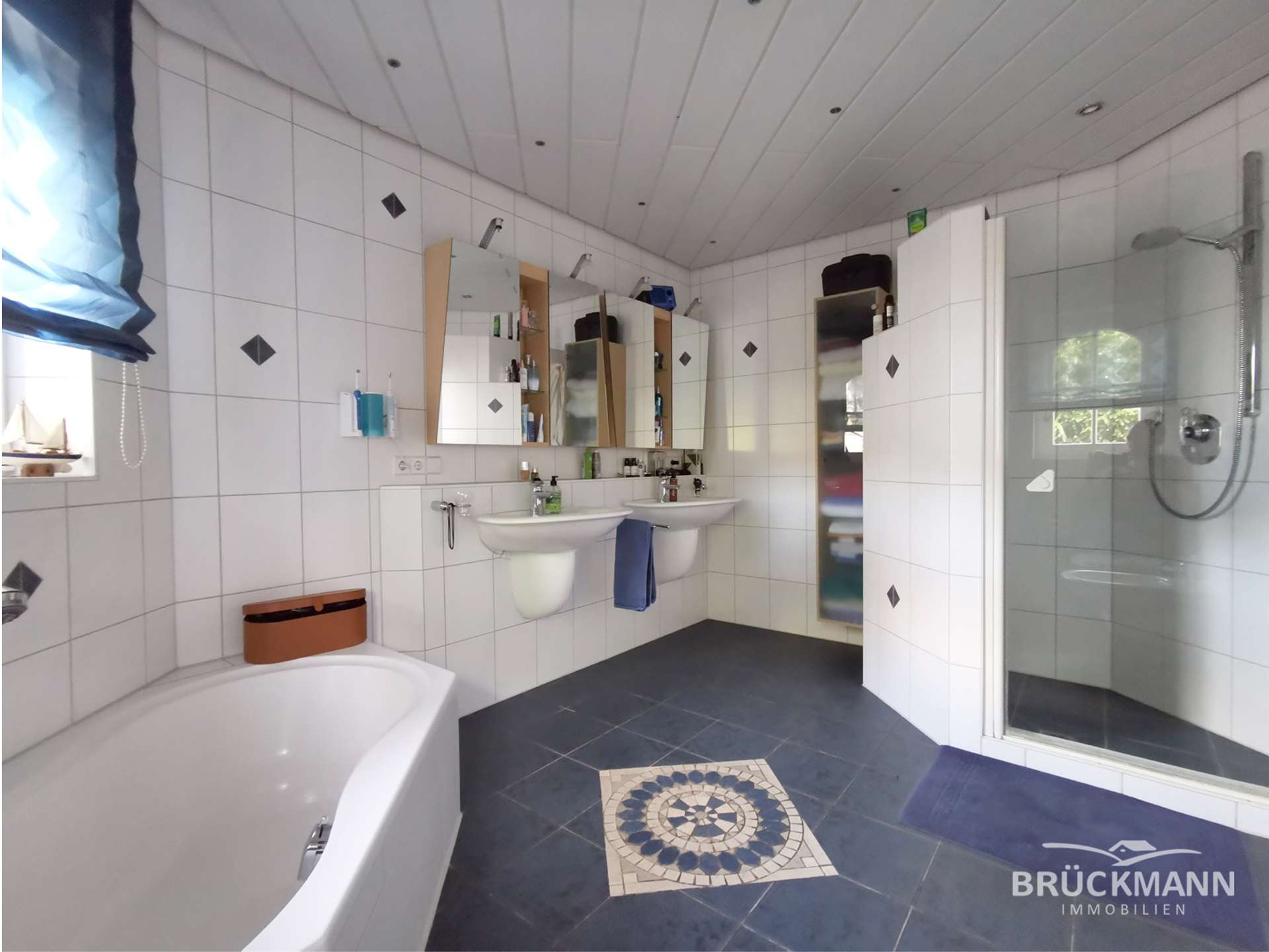 Badezimmer (EG)