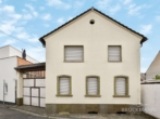 Straßenansicht - Keine Lust auf Rasenmähen? Willkommen zuhause in Ortskernlage von Weisenheim/Sand!