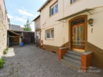Blick in den Innenhof - Keine Lust auf Rasenmähen? Willkommen zuhause in Ortskernlage von Weisenheim/Sand!
