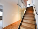 Flur / Treppe im 1.OG - Architektur, die Raum lässt – Design-Maisonette mit Weitblick #Erstbezug