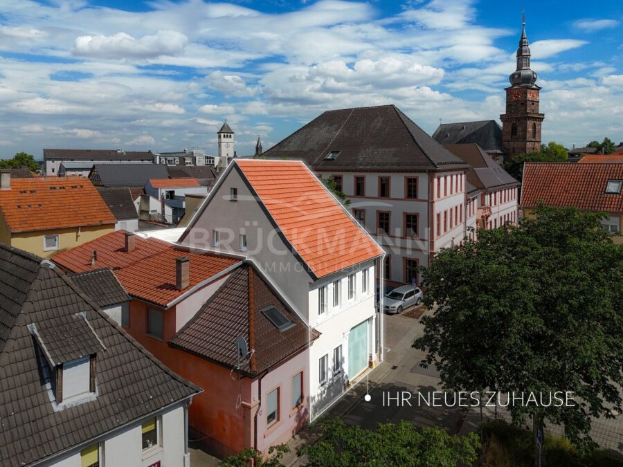 Altbau in zentraler Lage...