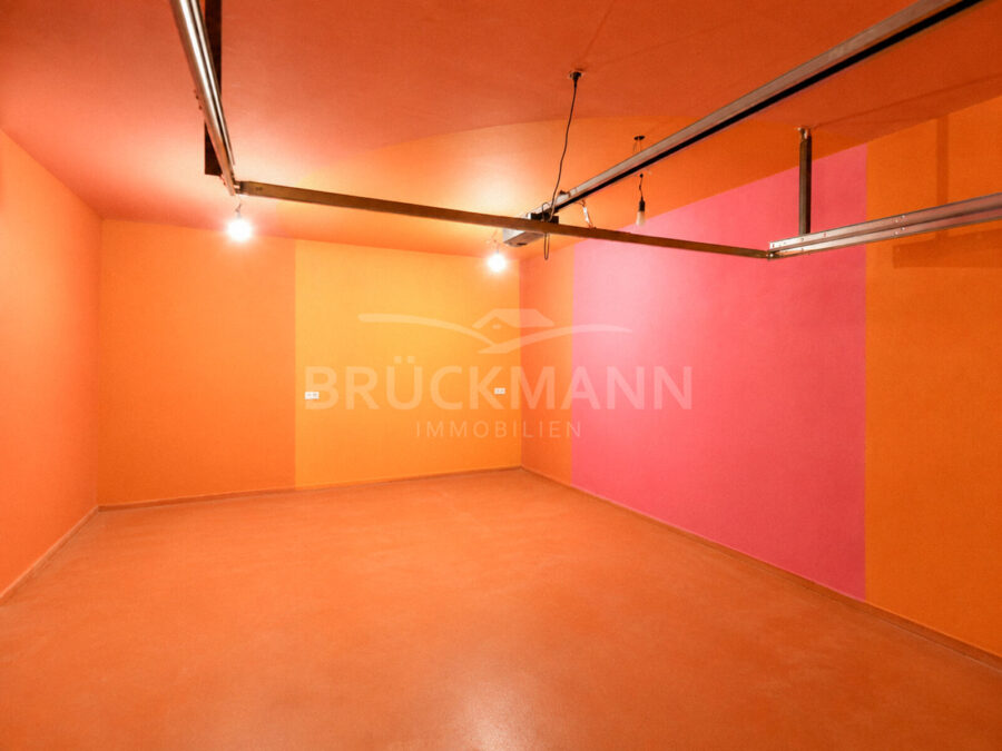 Garage mit elektrischem Sektionaltor