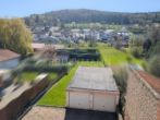 Ausblick zum Garten - Traumhafter Garten (mit Exklusivnutzung), zwei Südbalkone, viel Ruhe – und du mittendrin!