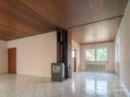 Wohnzimmer & Essbereich - Modernisiertes, freistehendes EFH mit Garten und Garage