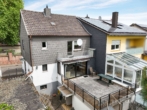 Süd-Terrasse auf Anbau - Familienstart in Eisenberg: DHH mit 3 Schlafzimmern, Garten und Südblick ins Grüne!