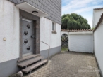 Einfahrt mit Haustür & Garage - Familienstart in Eisenberg: DHH mit 3 Schlafzimmern, Garten und Südblick ins Grüne!