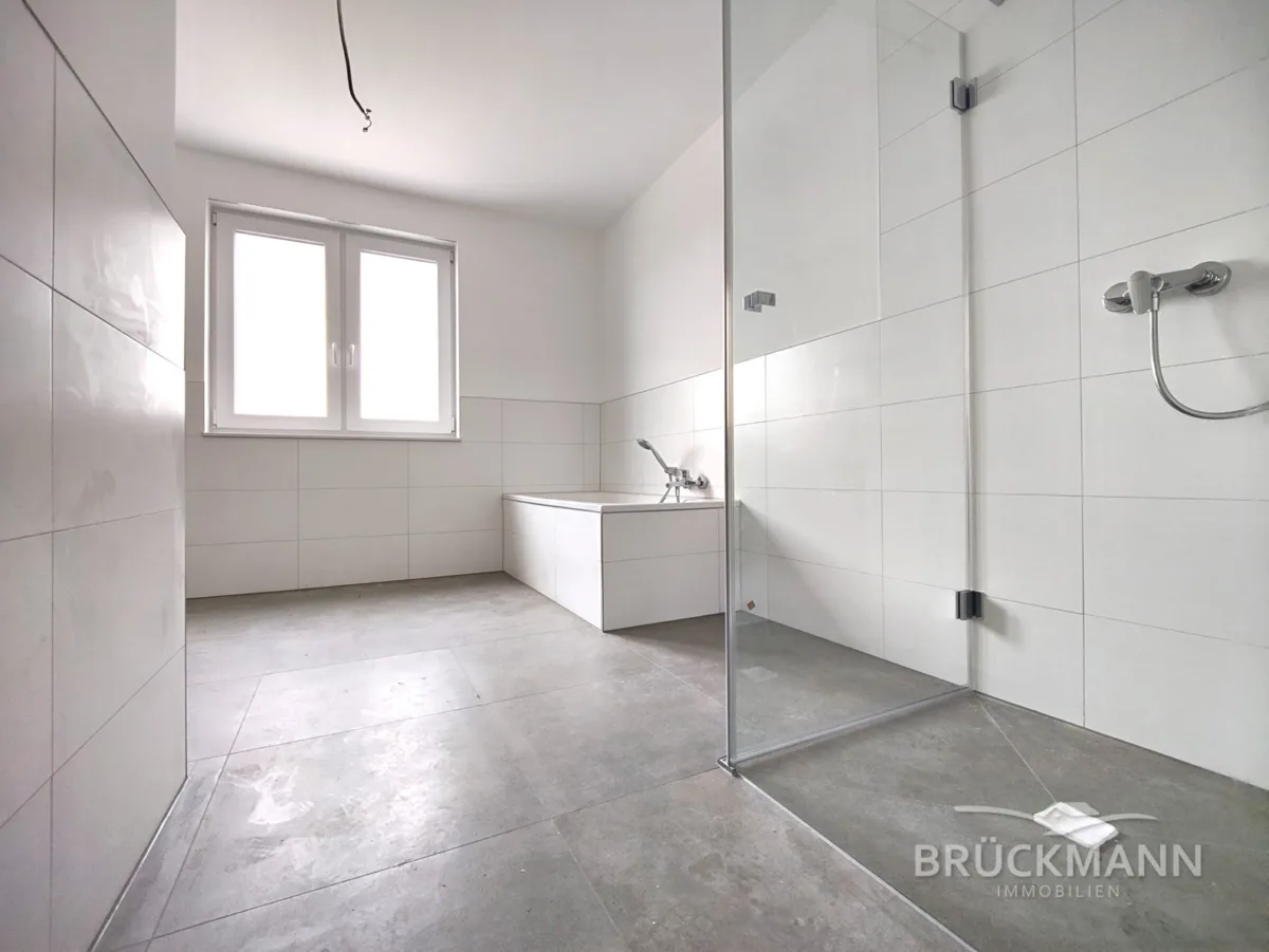 Tageslichtbad mit Walk-In-Dusche
