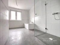 Tageslichtbad mit Walk-In-Dusche