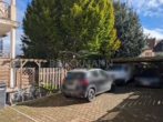 Carport - Stilvoll leben: Sanierte Altbauwohnung mit Balkon und Garten in Zentrumsnähe