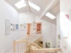 Galerie (OG) - Luxus im Grünen: Repräsentative Weinstraßen Villa mit parkartigem Garten in Ortsrandlage