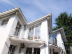 sonnige Süd-Balkone - Luxus im Grünen: Repräsentative Weinstraßen Villa mit parkartigem Garten in Ortsrandlage