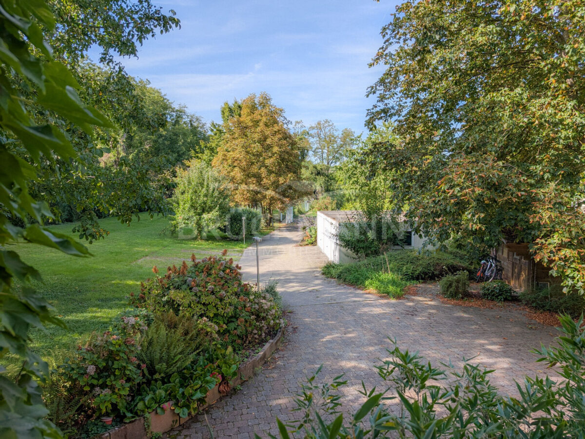 Blick in den parkartigen Garten...