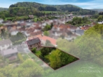 Luft-Perspektive - Sandstein, Scheune, Panoramablick vom Garten: Familienhaus mit Geschichte und Weitblick!