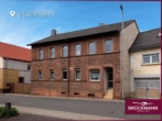Hausansicht Straße - Sandstein, Scheune, Panoramablick vom Garten: Familienhaus mit Geschichte und Weitblick!