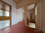 Diele (OG) - Sandstein, Scheune, Panoramablick vom Garten: Familienhaus mit Geschichte und Weitblick!