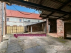 Zufahrt über Einfahrt Nachbar - Sandstein, Scheune, Panoramablick vom Garten: Familienhaus mit Geschichte und Weitblick!