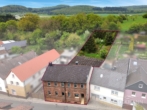 Luft-Perspektive - Sandstein, Scheune, Panoramablick vom Garten: Familienhaus mit Geschichte und Weitblick!