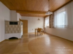 Wohnzimmer - Sandstein, Scheune, Panoramablick vom Garten: Familienhaus mit Geschichte und Weitblick!
