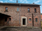 Hausansicht vom Innenhof - Sandstein, Scheune, Panoramablick vom Garten: Familienhaus mit Geschichte und Weitblick!